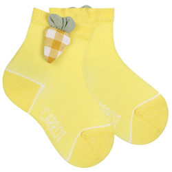 Buy Short socks with carrot application LIMONCELLO in the online store Condor. Made in Spain. Visit the FANCY SPRING BABY SOCKS section where you will find more colors and products that you will surely fall in love with. We invite you to take a look around our online store.
