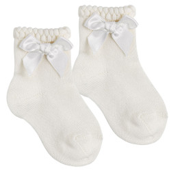 Buy Short ceremony socks with a tone-on-tonesatin bow CREAM in the online store Condor. Made in Spain. Visit the BABY CEREMONY SOCKS section where you will find more colors and products that you will surely fall in love with. We invite you to take a look around our online store.