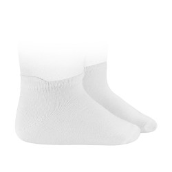 Compra Modal plain stitch trainer socks WHITE en la tienda online Condor. Fabricado en España. Visita la sección SCHOOL SPRING BASICS donde encontrarás más colores y productos que seguro que te enamorarán. Te invitamos a darte una vuelta por nuestra tienda online.