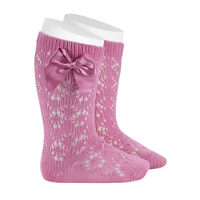 Buy Perle geometric openwork knee-high sockswith bow CHEWING GUM in the online store Condor. Made in Spain. Visit the BABY ELASTIC OPENWORK SOCKS section where you will find more colors and products that you will surely fall in love with. We invite you to take a look around our online store.