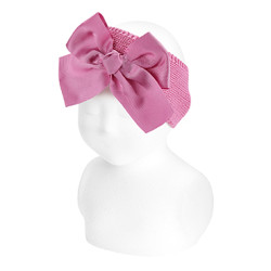 Buy Garter stitch headband with large grosgrain bow CHEWING GUM in the online store Condor. Made in Spain. Visit the HAIR ACCESSORIES section where you will find more colors and products that you will surely fall in love with. We invite you to take a look around our online store.