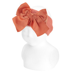 Buy Garter stitch headband with large grosgrain bow PEONY in the online store Condor. Made in Spain. Visit the HAIR ACCESSORIES section where you will find more colors and products that you will surely fall in love with. We invite you to take a look around our online store.